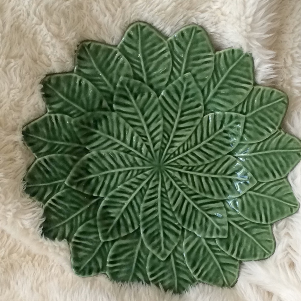 Bordallo Pinneiro Vintage Charger/ serving Plate.